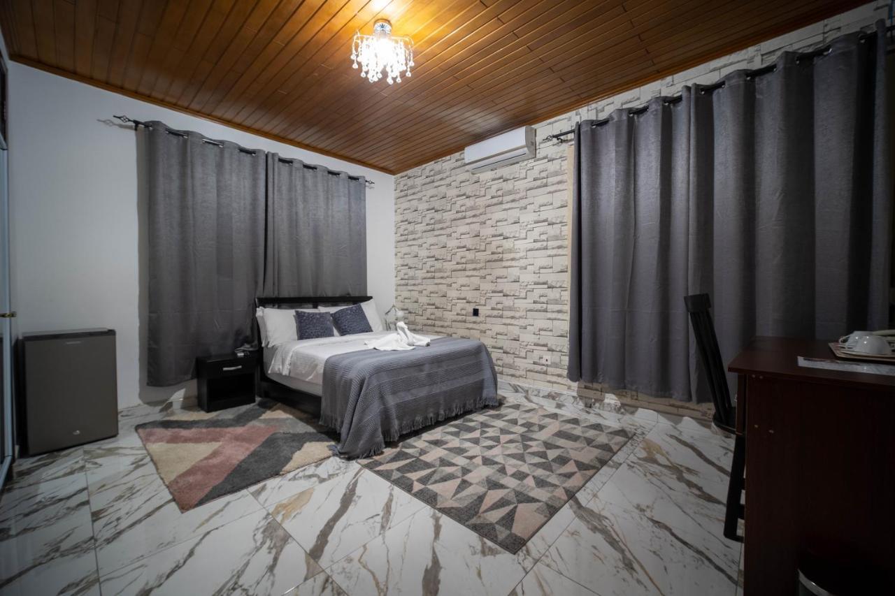 The Cabyn Hotel Adenta Exterior foto